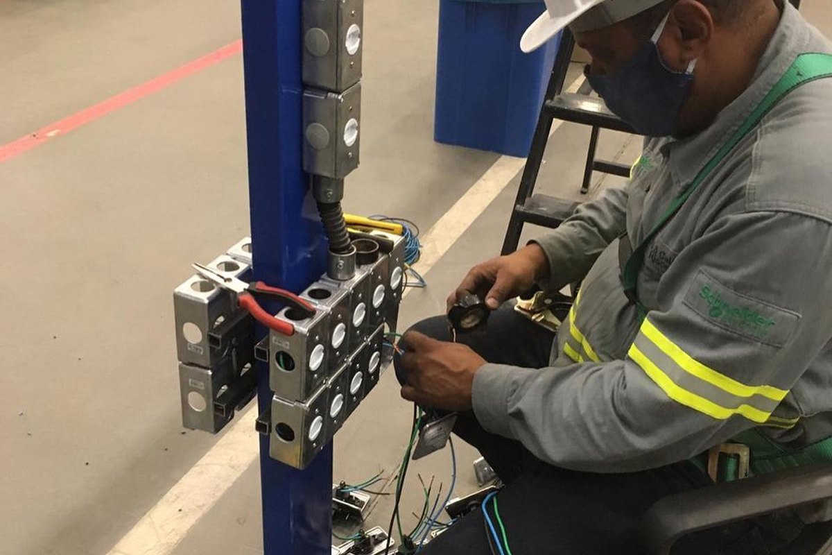 Técnico realizando instalação elétrica